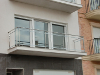 Vista de la fachada de vivenda unifamiliar con Balcón de Cristal en forma de U