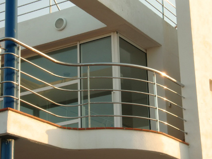 Muestra de balcón de barrote horizontal - Modelo Mosquetón