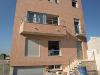 Vista general de vivienda unifamiliar con balcones y barandillas de acero inoxidablede Barrote Horizontal