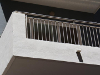 Primer plano de un Balcón de Barrote Vertical con pasamano superior